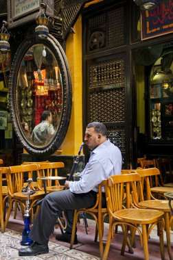iş adam Kahire Mısır'da sigara