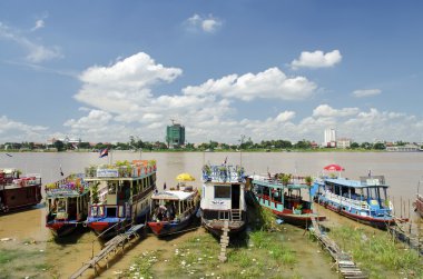 nehir kenarında phnom penh Kamboçya Turizm tekneler