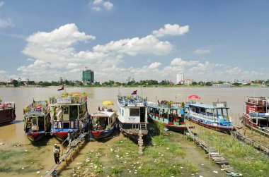 tonle sap nehir Kamboçya'da turistik gemilerde