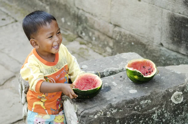 Ásia criança comer fruta no cambodia — Fotografia de Stock