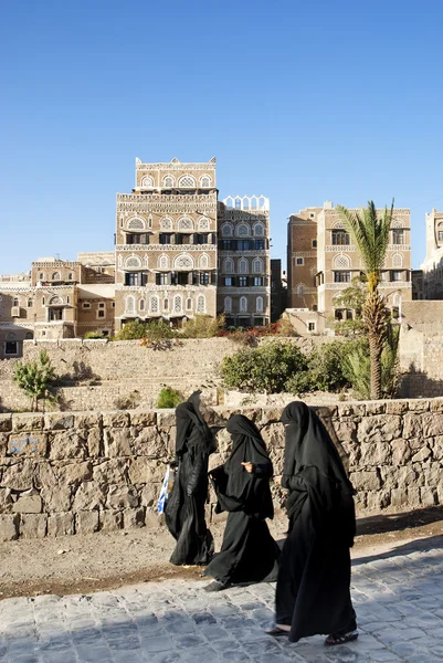Beslöjade kvinnor i centrala sanna Jemen — Stockfoto