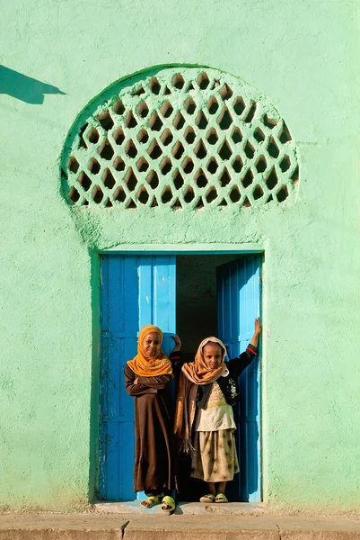 Harar ethiopia ciudad vieja mezquita niñas niños — Foto de Stock