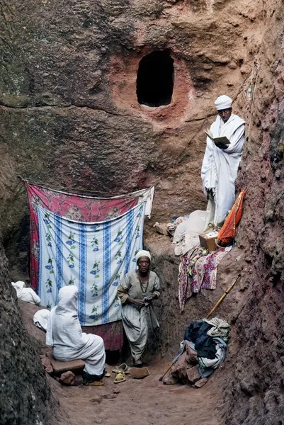 在岩石凿成的埃塞俄比亚拉利贝拉 chueches — 图库照片
