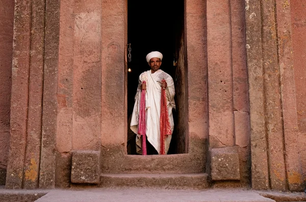 コプト派教会 lalibella エチオピア アフリカでクロスを保持している司祭 — ストック写真