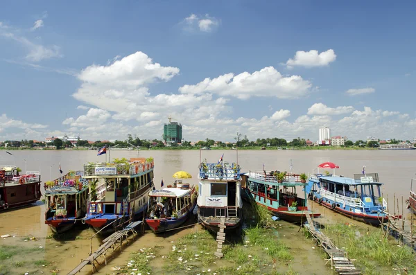 Turist båtar på phnom penh riverside Kambodja — Stockfoto