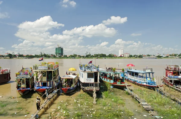 Turistické lodě na řece tonle sap v Kambodži — Stock fotografie