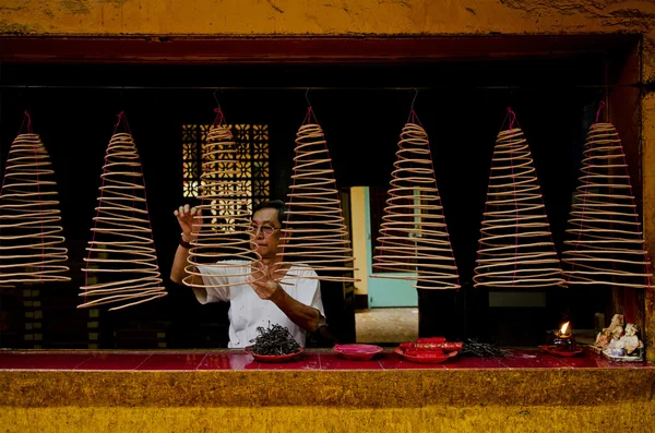 Людина освітлення пахощів в китайське храм В'єтнам — стокове фото