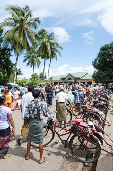 Fiets taxi's in yangon myanmar — Stockfoto