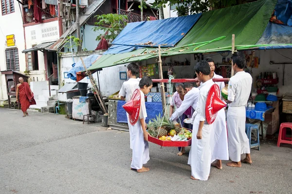 Burmesiska buddhistiska nybörjare samlar erbjudanden yangon myanmar — Stockfoto