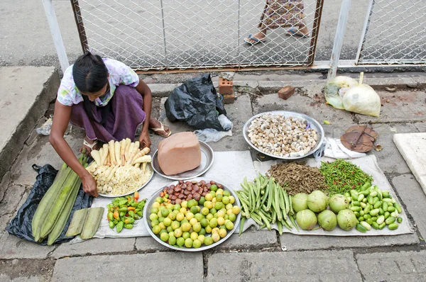 Vegetabiliska säljaren på yangon myanmar street — Stockfoto