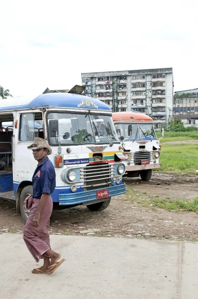 Autobús viejo en el centro de Yangon myanmar — Foto de Stock
