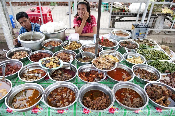 Bancarella di cibo in yangon myascar con cibo birmano — Foto Stock