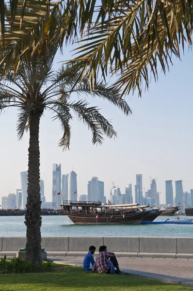 Visa doha Qatar med båtar och skyline — Stockfoto