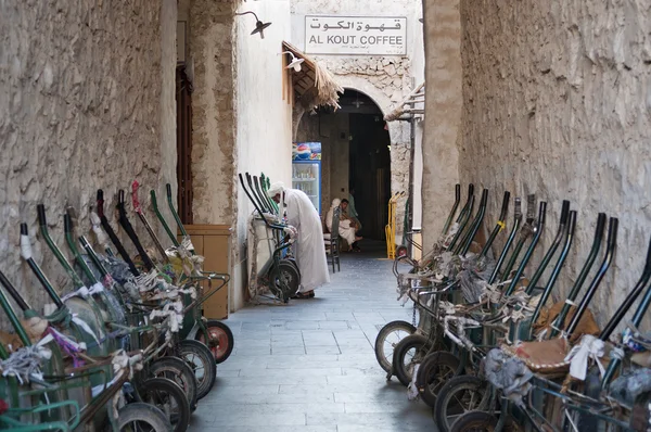 Transport wheelbarrows in qatar doha souk — Stock Photo, Image