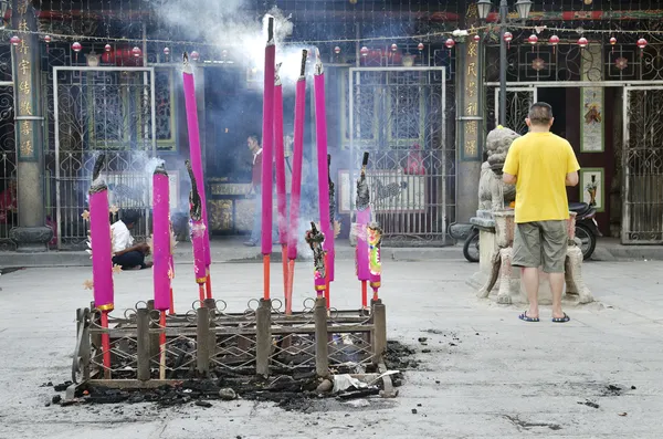 Incenso queimando no templo chinês na Malásia — Fotografia de Stock