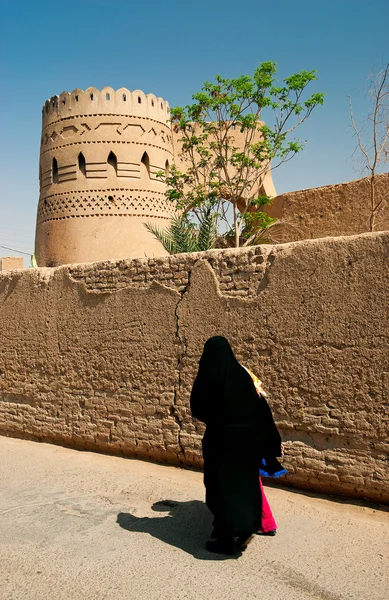 Vrouw in yazd iran oude stad straat traditionele architectuur — Stockfoto