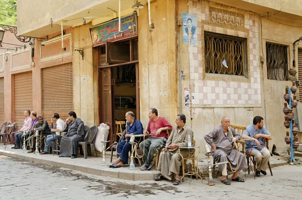 Homens fumando shisha no cairo cidade velha — Fotografia de Stock