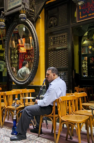 Hombre de negocios fumar en cairo egipto — Foto de Stock