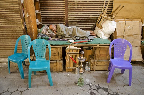 Homem dormindo no egito cairo souk — Fotografia de Stock