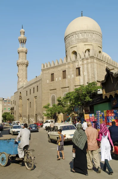 Gatan scenen med moskén i Kairo gamla staden Egypten — Stockfoto