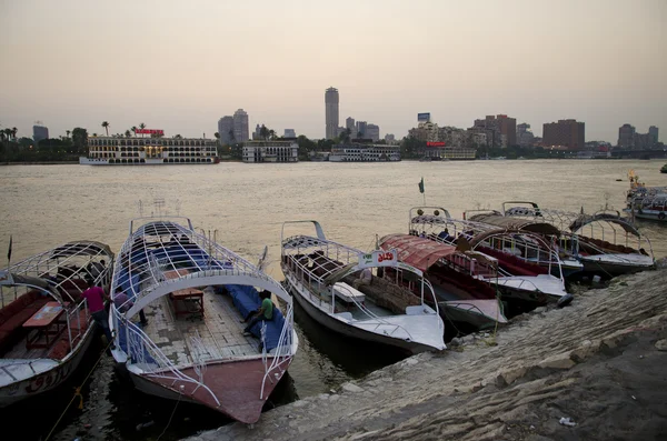 Ribera del río Nilo con barcos en cairo egipto —  Fotos de Stock