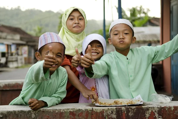 バリ島、インドネシアのイスラム教徒の子供たち — ストック写真