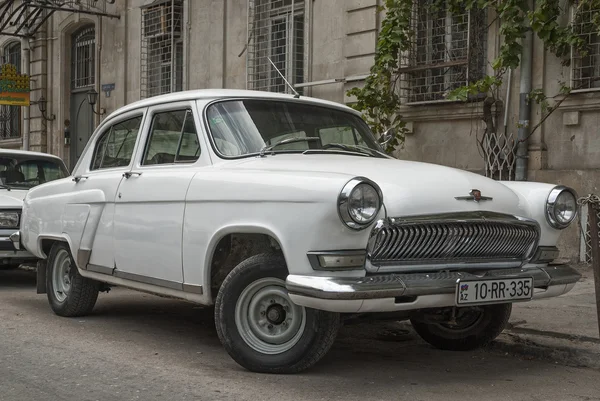 Viejo coche soviético en baku azerbaijan — Foto de Stock
