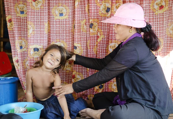 Menina e mãe em pnomh penh cambodia — Fotografia de Stock