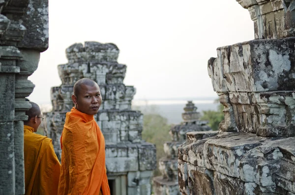 柬埔寨吴哥窟扫管笏的佛教和尚 — 图库照片