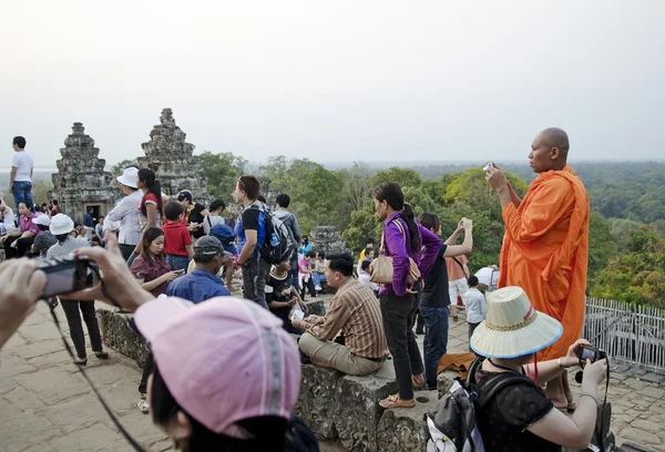 Buddhist monk and tourists in angkor wat cambodia — Stock Photo, Image