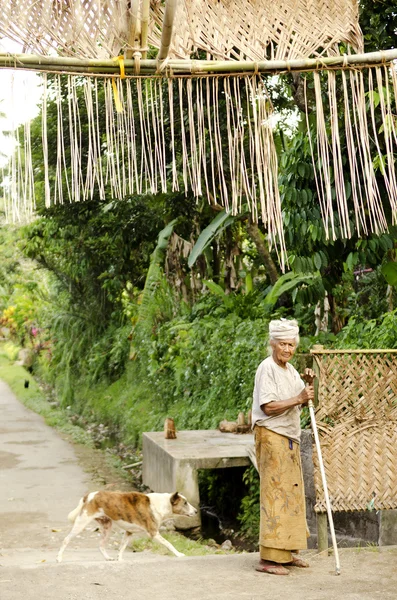 Mulher velha na aldeia indonésia bali — Fotografia de Stock