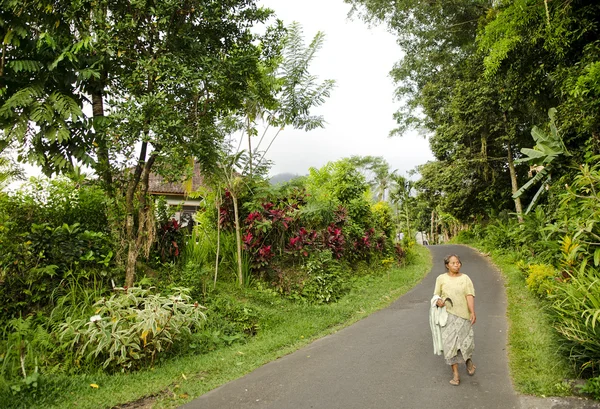 Kobieta w wiejskiej bali Indonezja — Zdjęcie stockowe