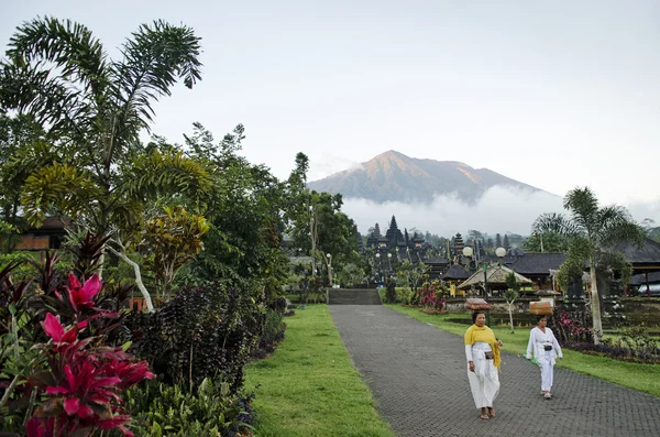 バリ島、インドネシアのブサキ寺院から山アグン山 — ストック写真