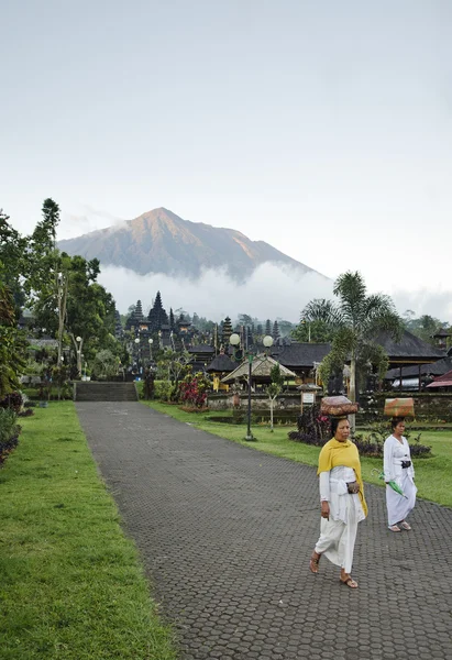 バリ島、インドネシアのブサキ寺院から山アグン山 — ストック写真