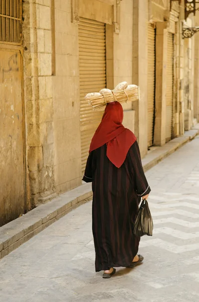 Уличная сцена с женщиной во главе в старом городе — стоковое фото