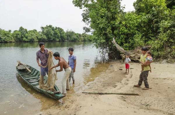 Hombres jóvenes pescando en cambodia rural —  Fotos de Stock