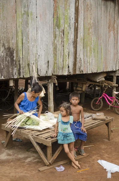 Starší žena tkaní v Kambodži vesnice — Stock fotografie