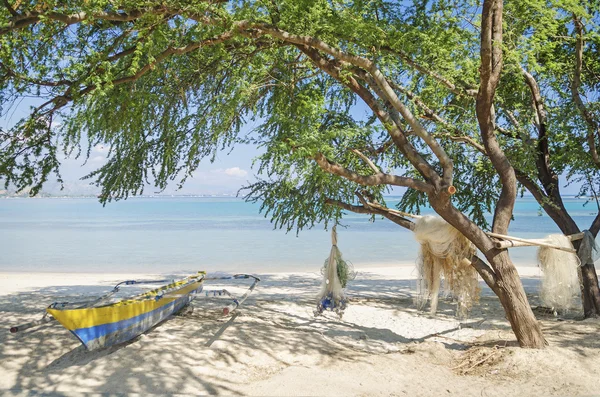 Rybářský člun na pláži v dili Východního Timoru, timor-leste — Stock fotografie