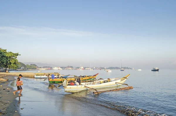 Barche da pesca sulla spiaggia a dili timor est, timor leste — Foto Stock