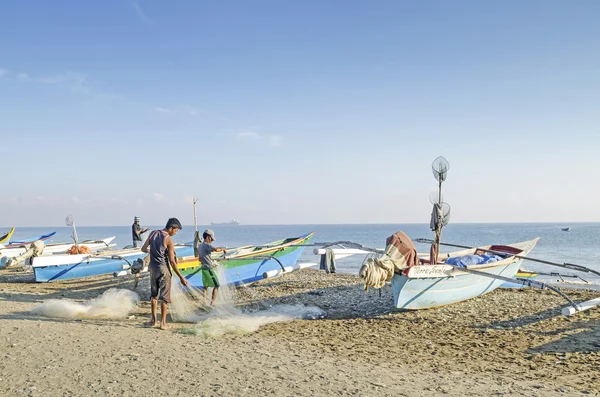 Pescadores que trabajan en la playa en Dili Timor Oriental —  Fotos de Stock