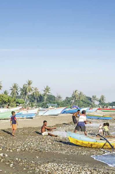 Vissers werken op strand in dili, Oost-timor — Stockfoto