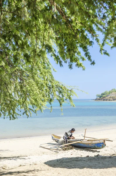 Fisherman working on beach in dili east timor — Stock Photo, Image