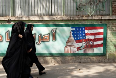 Anti Amerikan duvar Tahran iran ile örtülü kadın