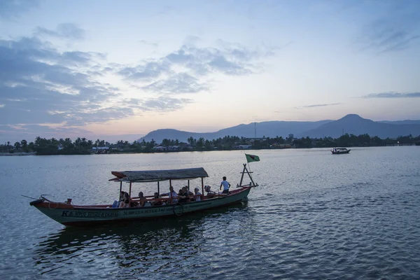 Båt vid solnedgången i kampot Kambodja — Stockfoto