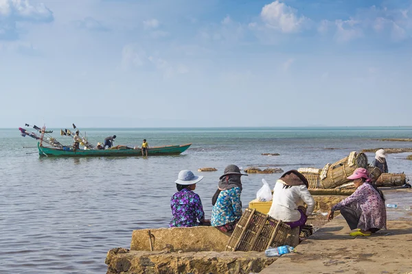 Cangrejo pesca mujeres en kep cambodia — Foto de Stock