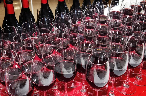 Verres et bouteilles de vin rouge — Photo