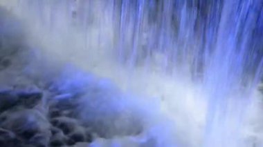 Geceleri mavi ışık şelalesi