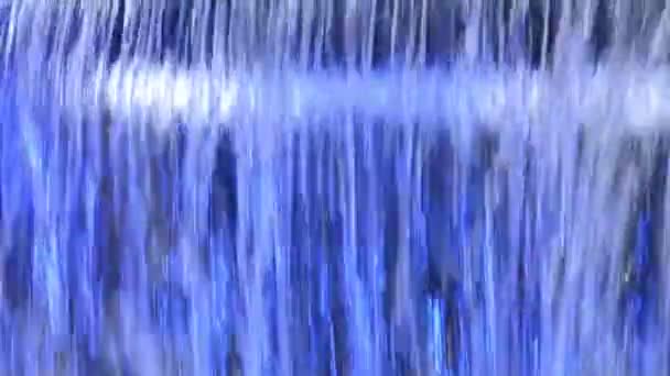 Голубой светлый водопад фонтан ночью — стоковое видео