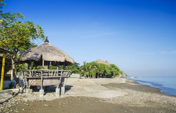 Areia branca pláž poblíž dili východní timor — Stock fotografie