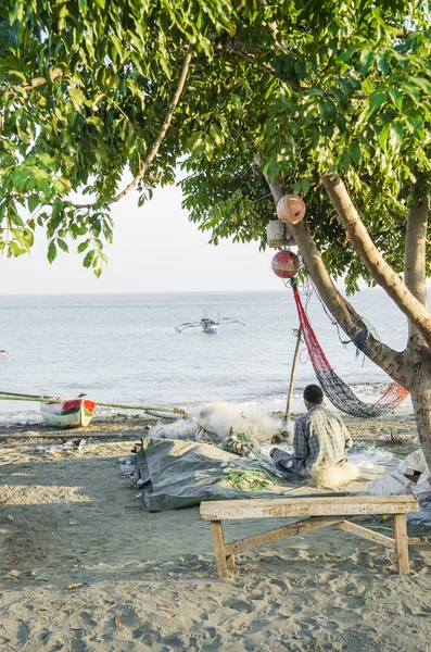 Pescador en playa dili este timor — Foto de Stock